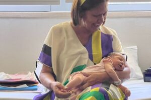 Marta Melro Instagram - Um dia sonhei contigo, mas baixinho,porque não queria que o meu coração ouvisse e muito menos que a cabeça soubesse. Hoje sei que sempre te desejei, ainda que no silêncio .Hoje sei que me preparei para ti. Hoje sei que todas as curvas que foram aparecendo na minha vida,foram para me preparar para te saber dar o melhor de mim. Chegaste quando estava cheia. Não vieste preencher nenhum vazio. Vieste acrescentar. Acrescentar tudo. Como pode algo que não apareceu por falta, ser agora tudo? Sei que me escolheste, sei que me salvaste. 
Obrigada filha ❤️
Obrigada Mãe, obrigada por me teres ensinado a ser mãe sem dar um único palpite. Ensinaste-me tudo simplesmente a ser. ❤️
A quem por algum motivo hoje não está perto da sua mamã, um beijinho no coração ❤️