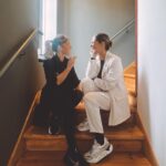 Marta Melro Instagram - Gosto de ti 🤍 Gosto de mulheres que se empoderam empoderando outras! Gosto de mulheres poderosas! Gosto de pessoas que me emocionam com um abraço. Pessoas que entendem só de olhar. Por acaso é a minha dentista, mas só por acaso. Há pessoas com quem nos teríamos de cruzar de alguma maneira. @drairismonteiro 🤍 #womansupportingwoman
