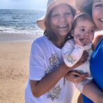Marta Melro Instagram - Um dia sonhei contigo, mas baixinho,porque não queria que o meu coração ouvisse e muito menos que a cabeça soubesse. Hoje sei que sempre te desejei, ainda que no silêncio .Hoje sei que me preparei para ti. Hoje sei que todas as curvas que foram aparecendo na minha vida,foram para me preparar para te saber dar o melhor de mim. Chegaste quando estava cheia. Não vieste preencher nenhum vazio. Vieste acrescentar. Acrescentar tudo. Como pode algo que não apareceu por falta, ser agora tudo? Sei que me escolheste, sei que me salvaste. Obrigada filha ❤️ Obrigada Mãe, obrigada por me teres ensinado a ser mãe sem dar um único palpite. Ensinaste-me tudo simplesmente a ser. ❤️ A quem por algum motivo hoje não está perto da sua mamã, um beijinho no coração ❤️