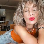 Marta Melro Instagram - A minha irmã diz que devo abraçar as minhas “quebras”. Quebras : Designação para cabelo que não é nem liso nem encaracolado, mais conhecido por “ não é carne nem é peixe”