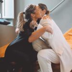 Marta Melro Instagram - Gosto de ti 🤍 Gosto de mulheres que se empoderam empoderando outras! Gosto de mulheres poderosas! Gosto de pessoas que me emocionam com um abraço. Pessoas que entendem só de olhar. Por acaso é a minha dentista, mas só por acaso. Há pessoas com quem nos teríamos de cruzar de alguma maneira. @drairismonteiro 🤍 #womansupportingwoman