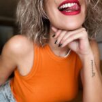 Marta Melro Instagram - A minha irmã diz que devo abraçar as minhas “quebras”. Quebras : Designação para cabelo que não é nem liso nem encaracolado, mais conhecido por “ não é carne nem é peixe”