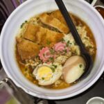 Marta Melro Instagram - Quem é que aqui anda sempre à procura de um sítio para uma jantarada com amigos , que tenha boa comida e não rebente o orçamento? Por aqui a nossa grupeta já é habitual e voltamos ao @seoul_k_bbq, é sempre risada garantida e comida de babar. Se nunca experimentaste um barbecue coreano, tens de ir. A questão que se impõe é : Vais ser dos que vai colocando a comida a fazer ou o que espera que os outros façam? 😂