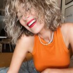 Marta Melro Instagram - A minha irmã diz que devo abraçar as minhas “quebras”. Quebras : Designação para cabelo que não é nem liso nem encaracolado, mais conhecido por “ não é carne nem é peixe”