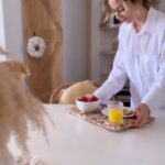 Marta Melro Instagram - Desafiaram aqui a nortenha (de Vila Nova de Gaia) a sugerir a melhor combinação de pequeno almoço com o pãozinho da minha região. Não é propriamente um pão mas sim, uma bela broa de Avintes. Broa de Avintes, com queijo @philadelphia.pt ,doce de maracujá e manga, é uma combinação feita pelos deuses dos gulosos 😋. Se nunca experimentaste sugiro que o faças urgentemente 😄. Depois de devorar este pequeno almoço, passo o desafio à @vanessaaalfaro e fico à espera da sugestão dela para experimentar também ☺️. #Pub #QueijoPhiladelphia #PãoPãoPhillyPhilly #TensUmAmigoEmPhilly