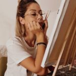 Marta Melro Instagram - Normalmente chego a esta hora completamente esgotada, para o meu corpo já são umas 4 da manhã. Este cantinho da casa onde estou sentada agora, não existia antes, era um corredor onde nada acontecia. Transformei há pouco tempo num escritório e tornou-se mais do que isso. É um sítio que se tornou só meu, a fazer algo que não fazia há mais de duas décadas. Pintar. Não é sobre o pintar, nem sequer tenho talento e uso telas demarcadas. É sobre sentar aqui, ligar a playlist que já conheço de cor mas que coloco sempre. É entre potinhos de tinta e pinceladas que conforme as horas vão avançando, ficam cada vez mais tortas … esquecer as voltas que a cabeça dá sempre que pousa a noite. Aquela hora em que tens de te lembrar de tudo para fazer no dia seguinte, em que pensas se fizeste o suficiente durante o próprio dia. Em que não há energia para ir jantar e não te apetece confusão ( pelo menos não naquele dia ) Em que os fantasmas vem dançar ao teu ouvido . Aquela hora que deixou de ser isso para ser uma viagem serena até ao momento em que os olhos já não suportam mais as pinceladas pequeninas. É paz. Descobri que de todos os sentimentos, é o mais fundamental de todos. Pronto,agora vou voltar para a minha bolha .