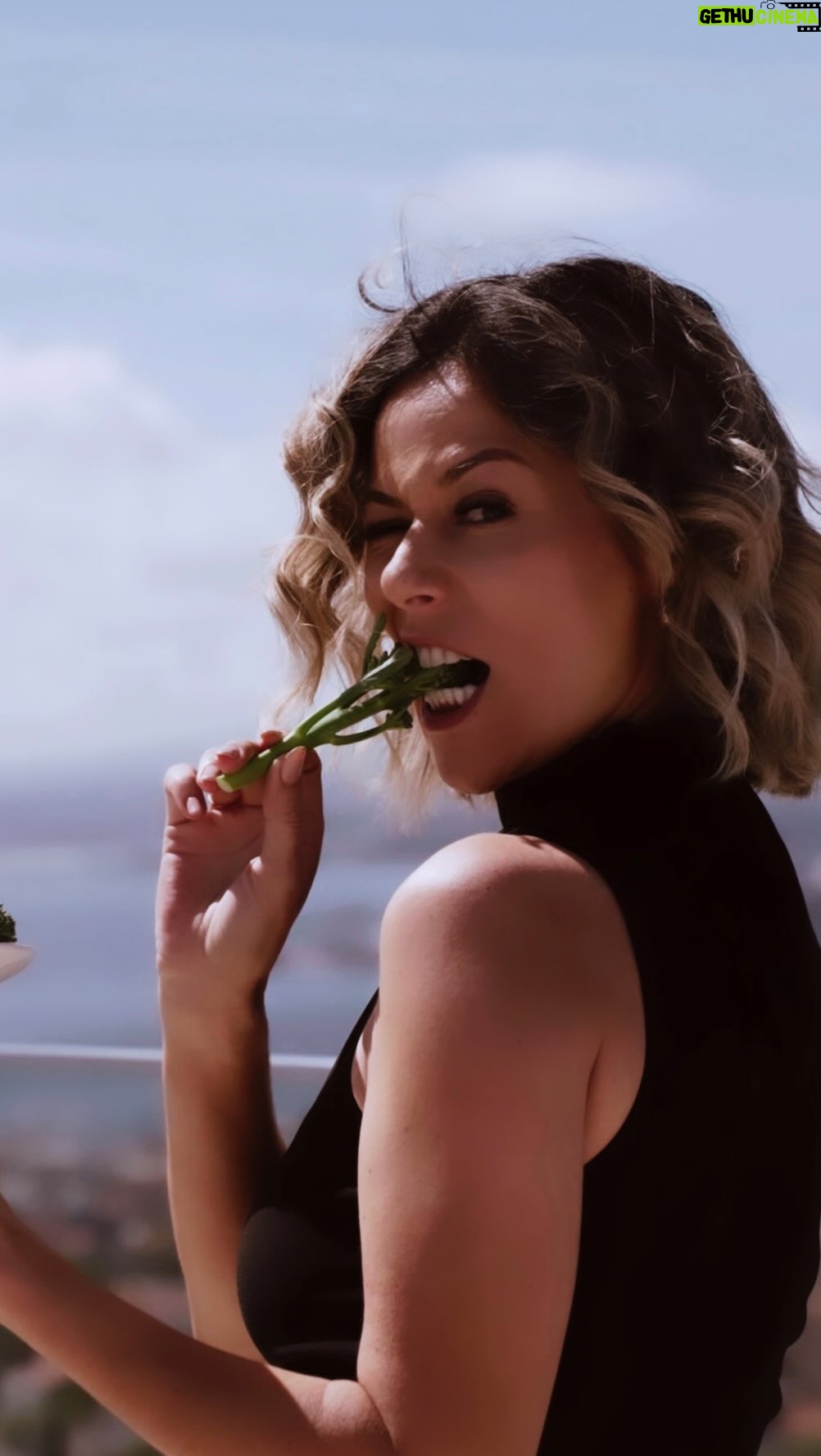 Marta Melro Instagram - Aqui em casa somos viciadas em Bimi e se é preciso um snack rápido, saudável e mega saboroso, é só ir buscar uma embalagem de brócolos ao frigorífico. E tu pensas: “Brócolos um snack saboroso?”. Sim sim, porque Bimi são brócolos mas em bom! Elevam as tuas refeições e fazem de um prato aborrecido, uma refeição incrível. São docinhos, com um leve sabor a frutos secos e macios. Ricos em fibras, proteínas, folato e vitaminas A e C, fonte de potássio e também ajudam a manter a pressão arterial normal. Claro que as crianças não querem saber disto, e normalmente fogem dos legumes, mas acreditem, por aqui a introdução alimentar começou precisamente com estes brócolos e isso deu o mote para ela amarrrr vegetais. Os @bimi_portugal elevam qualquer prato sem ser preciso complicar ou inventar muito. Tudo fica em bom, literalmente! 😂 E se eu às vezes sou demasiado literal 😏😎 #Bimi #BrócolosMasEmBom #BimiPortugal #EleveOPratoComBimi #ad