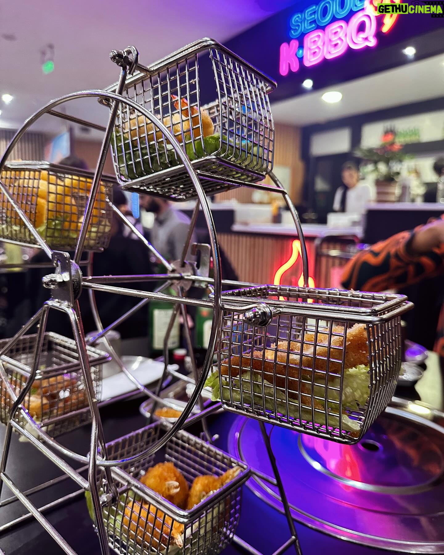 Marta Melro Instagram - Quem é que aqui anda sempre à procura de um sítio para uma jantarada com amigos , que tenha boa comida e não rebente o orçamento? Por aqui a nossa grupeta já é habitual e voltamos ao @seoul_k_bbq, é sempre risada garantida e comida de babar. Se nunca experimentaste um barbecue coreano, tens de ir. A questão que se impõe é : Vais ser dos que vai colocando a comida a fazer ou o que espera que os outros façam? 😂