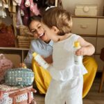 Marta Melro Instagram - Acho que já perdi a conta às vezes que fiz e desfiz malas nos últimos meses e aos quilómetros que percorremos juntas. Tento que todos os momentos, mesmo os de azáfama e correria, sejam também de brincadeira ( assim garanto que ela gasta energia antes das viagens 😂 ). A Aurora (des)ajuda e lá vamos nós. Todo o cansaço vale a pena porque rumamos ao aconchego da família sempre que podemos. Levamos na mala os nossos minis de viagem da @barralportugal , demasiada roupa para ela, pouca para mim mas sobretudo saudades e amor. E lá vamos nós, porque família é família 💛 #barralédefamilia #barral #marcaportuguesa #ad