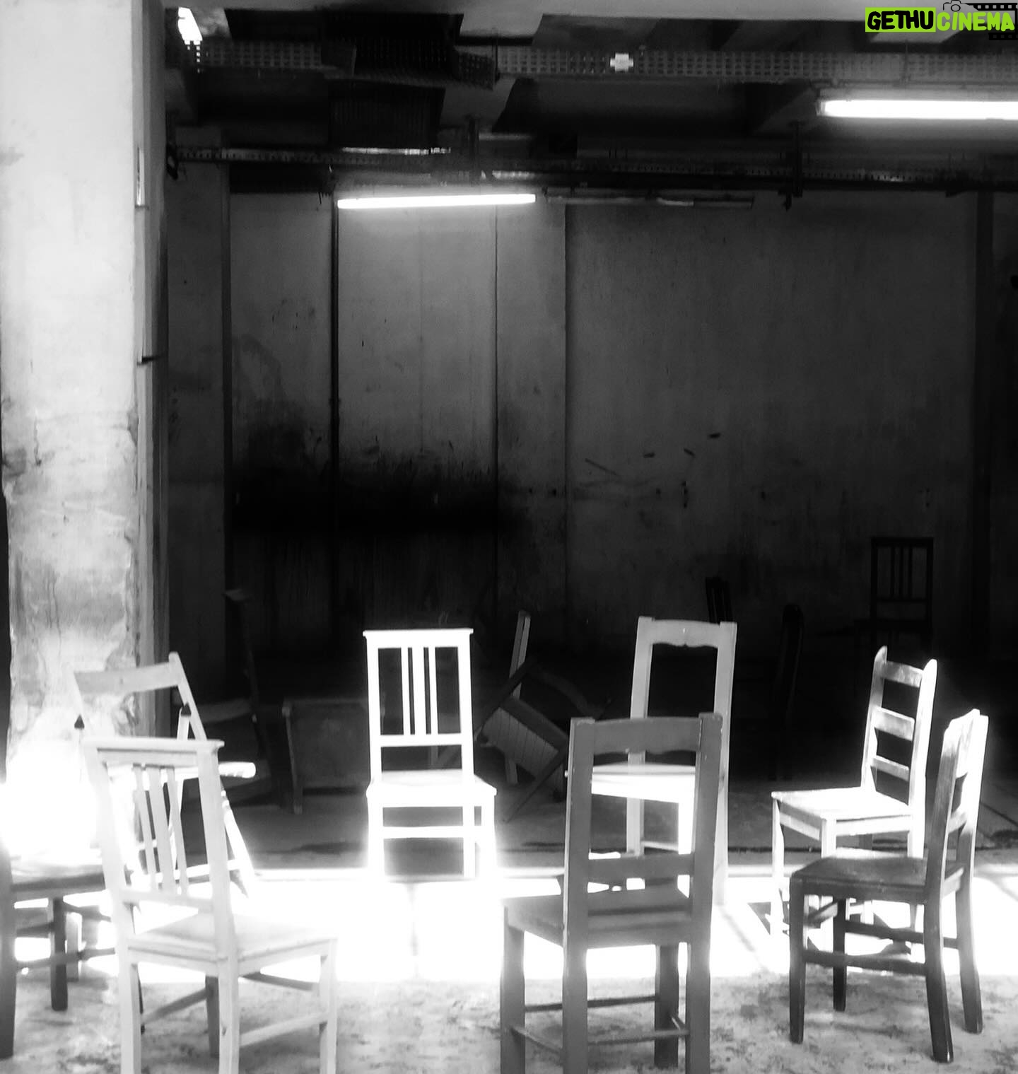 Marta Melro Instagram - Antes de uma criança começar a falar, ela canta. Antes de escrever, ela desenha. No momento que consegue ficar de pé, ela dança. Arte é fundamental para a expressão humana. #diamundialdoteatro