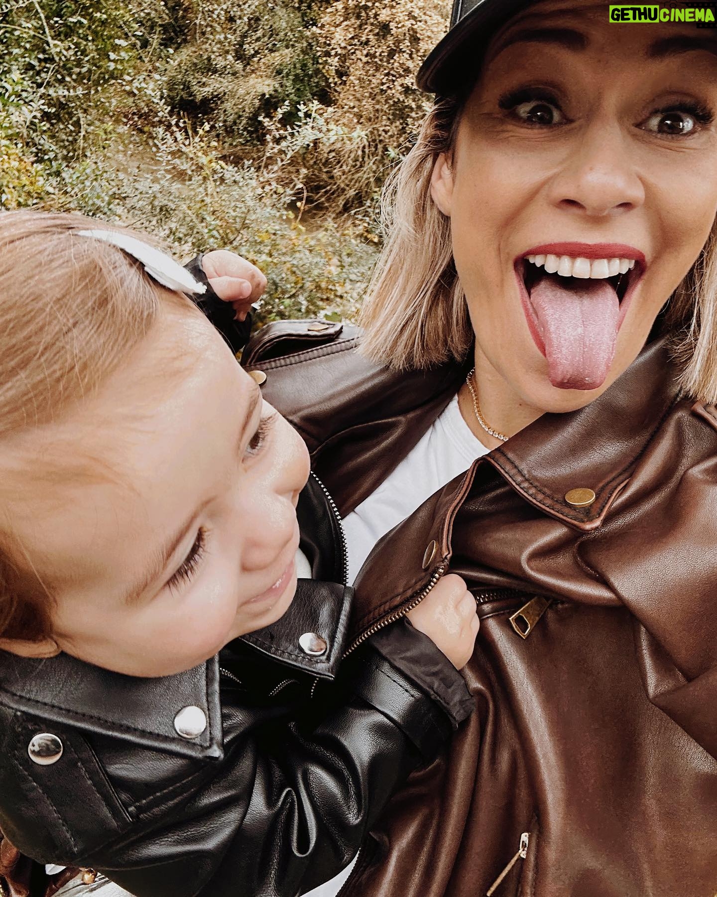 Marta Melro Instagram - … é precisa uma aldeia… e não é uma aldeia qualquer 🤎
