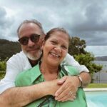 Marta Melro Instagram - Está a chegar o dia dos namorados e começou aquele bombardeamento nas redes sociais, nas lojas e nos outdoors de corações, flores e afins. Eu só pensava para mim : livrai-me disto S. Valentim , not in the mood, sorry! Depois lembrei-me do porquê de sempre ter gostado deste dia. Enquanto crescia, o meu pai neste dia comprava flores para a minha mãe e para mim e eu ficava doida de alegria! Sentia-me tão importante. Eu? Eu também recebo flores? “Claro, dizia o meu pai, também és a mulher da minha vida”. Tive o enorme privilégio ( e se sei o quão privilégio isso é ) de nascer e crescer de amor e com amor. Com muito “amo-te” porque era dia de São Valentim, e dia de nada. Cresci a ver os meus pais darem as turras normais sem nunca duvidar do quanto se amavam e do quanto faziam para lembrar isso um ao outro. São assim até hoje. Tiram fotografias um ao outro, embonecam-se um para ir jantar fora e dizem com facilidade : que bonita/o estás . E continuam a dar turras 😂Por isso antecipo o dia dos namorados para dizer que vocês serão sempre os meus namorados preferidos e eu sou vossa namorada também. A minha fasquia é e será sempre alta e que bom que isso é . Este ano seu eu que rumo a vocês para vos levar flores. ❤️ #namoradosdaminhavida #happyvalentinesday