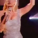 Marta Sánchez Instagram - Aquí os dejo un #tbt de una actuación cantando un tema que sé que os gusta mucho. Recuerdo que esa televisión era muy importante para mi e hice el diseño de ese vestido… me maquillé y peiné yo con toda la ilusión del mundo… Qué bonito mirar hacia atrás y ver que todas esas canciones forman parte de la vida de muchos de vosotros!! 💙 #amorperdido #azabache #martasanchez #recuerdos