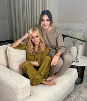 Marta Sánchez Instagram - Querida amiga: 
Gracias por esta entrevista tan cercana. Me lo pasé muy bien contigo charlando de nuestras cosas y de mucho más!!! 
Gracias por invitarme a tu #asolascon 
Te quiero @vickymartinberrocal ❤️

@podiumpodcast @youtube @mateo.makeup @my.beautyexperience #martasanchez #vickymartinberrocal #podcast