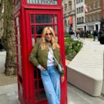 Marta Sánchez Instagram - De esos viajes que se quedan en el recuerdo para siempre… contigo he disfrutado #londres de una manera muy divertida y única. Kilómetros de risas y momentos entre madre e hija en una de mis ciudades favoritas del mundo que ahora lo es también para ti. Te quiero. ☀️👣👩‍❤️‍👩🧳🦋 @paulacabanas3 #semanasanta #london🇬🇧 Gracias a mi familia @melondonhotel #martasanchez #martisimasanchez