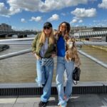 Marta Sánchez Instagram - De esos viajes que se quedan en el recuerdo para siempre… contigo he disfrutado #londres de una manera muy divertida y única. Kilómetros de risas y momentos entre madre e hija en una de mis ciudades favoritas del mundo que ahora lo es también para ti. Te quiero. ☀️👣👩‍❤️‍👩🧳🦋 @paulacabanas3 #semanasanta #london🇬🇧 Gracias a mi familia @melondonhotel #martasanchez #martisimasanchez