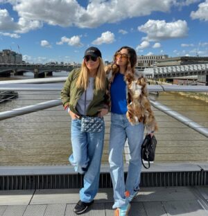 Marta Sánchez Instagram - De esos viajes que se quedan en el recuerdo para siempre… contigo he disfrutado #londres de una manera  muy divertida y única. Kilómetros de risas y momentos entre madre e hija en una de mis ciudades favoritas del mundo que ahora lo es también para ti. Te quiero. ☀️👣👩‍❤️‍👩🧳🦋 @paulacabanas3 #semanasanta #london🇬🇧 Gracias a mi familia @melondonhotel #martasanchez #martisimasanchez