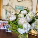 Marta Sánchez Instagram - Ayer celebré en petit comité mi cumpleaños anticipadamente con los amores de mi vida…. Hoy 8 de mayo, día en que nací hace 58 años, comparto con los que me queréis estas fotos… Me siento muy orgullosa de como he llegado a este momento de mi vida, luchando por conseguir lo que siempre anhelé: estar rodeada de la gente que quiero y de gente buena de verdad, seguir disfrutando de mi familia, trabajo y tiempo con mis amigos, gozar de cada día como si fuese el último, no mirar atrás, seguir cuidándome, hacer lo que me hace feliz, darme en cuerpo y alma para dedicaros toda mi música y mi voz, estar en paz, agradecer todo con lo que estoy bendecida, seguir soñando eternamente y que nunca me faltéis… Millones de gracias por los cientos de mensajes maravillosos que me habéis enviado. Gracias de todo corazón. Os quiero muchísimo!!! Gracias amor mío por todo lo que me das cada día. @federicoleonsierra Gracias Pau por ser una hija ejemplar. Te quiero! @paulacabanas3 Gracias amigas por estar siempre en lo bueno y lo malo. @gaunandfi @carolabaleztena y tantas que tengo la suerte de tener y que quiero ver cuando el trabajo me lo permita!! Gracias vida. Gracias tiempo. Bienvenido seas siempre. ⭐️ @arggido (gracias por, una vez más, ponerme guapa con vuestras maravillosas creaciones!) y @kabuki_madrid (gracias por una cena insuperable!! Sois los mejores) @magritshoes @joyeriasuarez @maribelyebenes #martasanchez #esmicumpleaños #happybirthdaytome #martisimasanchez #peonias #desayunocontifanny 🩵