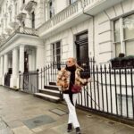 Marta Sánchez Instagram - De esos viajes que se quedan en el recuerdo para siempre… contigo he disfrutado #londres de una manera muy divertida y única. Kilómetros de risas y momentos entre madre e hija en una de mis ciudades favoritas del mundo que ahora lo es también para ti. Te quiero. ☀️👣👩‍❤️‍👩🧳🦋 @paulacabanas3 #semanasanta #london🇬🇧 Gracias a mi familia @melondonhotel #martasanchez #martisimasanchez