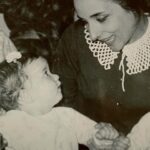 Marta Sánchez Instagram - Las madres no se eligen… pero yo no podría haber tenido más suerte. Eres la mejor mami. Estoy muy orgullosa de ti. Nunca has perdido la sonrisa a pesar de los golpes de la vida… y siempre recuerdo con alegría y orgullo tu labor de madre. Gracias por ser un ejemplo para mí y por darme la mejor herencia que una madre puede dejar a una hija que son esos valores que siempre nos enseñasteis papá y tú a mi hermana y a mi. 🤍 Hoy tu nieta me dejó este mensaje que no puede ser más bonito… y que como madre que soy, me llena de felicidad. Te quiero mamaíta. 💖 feliz día. #pazlopezpestonit #mimadrequerida #tequiero Feliz día de la madre a todas esas mujeres que hacen una labor tan valiosa. 💗💗💗