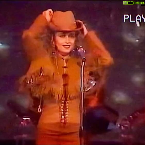 Marta Sánchez Instagram - 38. Qué numerazo!!! Este mes cumplo treinta y ocho años dándome en cuerpo y alma a la música… y a vosotros. Gracias por estar siempre a mi lado. Recordando una de las teles más icónicas de mi carrera y de la televisión. Este look era de Antonio Alvarado, uno de los diseñadores que mejor me vistió en mi vida, era un genio!!!. #tbt #martasanchez #martisimasanchez #oleole #lilimarleen #dejamesola #bailandosinsalirdecasa #80s