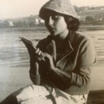 Marta Sánchez Instagram - Las madres no se eligen… pero yo no podría haber tenido más suerte. Eres la mejor mami. Estoy muy orgullosa de ti. Nunca has perdido la sonrisa a pesar de los golpes de la vida… y siempre recuerdo con alegría y orgullo tu labor de madre. Gracias por ser un ejemplo para mí y por darme la mejor herencia que una madre puede dejar a una hija que son esos valores que siempre nos enseñasteis papá y tú a mi hermana y a mi. 🤍 Hoy tu nieta me dejó este mensaje que no puede ser más bonito… y que como madre que soy, me llena de felicidad. Te quiero mamaíta. 💖 feliz día. #pazlopezpestonit #mimadrequerida #tequiero Feliz día de la madre a todas esas mujeres que hacen una labor tan valiosa. 💗💗💗