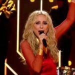 Marta Sánchez Instagram - Estos son los momentos por los que amo tanto mi profesión!!!. Ha sido increíble el cariño que recibí ayer tras la actuación!!!. Por mucha más música en televisión, que falta nos hace!!!. Me habéis comentado muchos que incluya esta canción en mis conciertos, que os ha gustado mucho mi parte rockera🤘🏻😂 Le daré una pensada!!! @chaumen_perez @milabentabol @juliamunozarevalo @manuel_reina_dance @maribelyebenes @telecincoes @gestmusic @mediasetcom @acdc #martasanchez #martisimasanchez #acdc #lamejorgeneracion