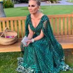 Marta Sánchez Instagram - Estamos en una boda preciosa, en la que se respira mucho amor. Una boda de esas que se cocinan “a fuego lento” y que se nota cuando se celebra que se puso el alma en ella… @gruporuido ha vuelto a crear un ambiente de magia único. Victoria y Raju: os deseamos felicidad infinita!!! Sois fantásticos!! 🤍 Una vez más, me pongo en manos de mi familia @carlaruizcostura y vuelvo a sentirme una princesa con este maravilloso vestido de la colección #tropicaldreams perfecto para una boda como esta. Soy muy afortunada por contar con el gran talento de mis amigos @roruiva y @joseruiz77 y el asesoramiento de mi mejor amiga @gaunandfi que consiguen que me sienta especial en cada evento para el que me cuidan. #carlaruizcostura @swarovski @barcenajoyas @joyeriacoolook @sunaolaspalmas @maribelyebenes #bodas #martasanchez #martisimasachez @maspalomasgolf gracias por todo @marialeyflorit 💚