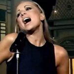Marta Sánchez Instagram - Hoy os dejo con un #tbt recordando una de las canciones más importantes de mi primer disco en solitario, composición de Carlos Toro, mi letrista de toda la vida. Me recorrí medio mundo cantándola… “De mujer a mujer” me dio mucho a nivel personal y profesional 🎼 #demujeramujer #mujer #martasanchez #recuerdos #90s