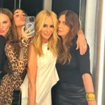 Marta Sánchez Instagram - Ayer celebré en petit comité mi cumpleaños anticipadamente con los amores de mi vida…. Hoy 8 de mayo, día en que nací hace 58 años, comparto con los que me queréis estas fotos… Me siento muy orgullosa de como he llegado a este momento de mi vida, luchando por conseguir lo que siempre anhelé: estar rodeada de la gente que quiero y de gente buena de verdad, seguir disfrutando de mi familia, trabajo y tiempo con mis amigos, gozar de cada día como si fuese el último, no mirar atrás, seguir cuidándome, hacer lo que me hace feliz, darme en cuerpo y alma para dedicaros toda mi música y mi voz, estar en paz, agradecer todo con lo que estoy bendecida, seguir soñando eternamente y que nunca me faltéis… Millones de gracias por los cientos de mensajes maravillosos que me habéis enviado. Gracias de todo corazón. Os quiero muchísimo!!! Gracias amor mío por todo lo que me das cada día. @federicoleonsierra Gracias Pau por ser una hija ejemplar. Te quiero! @paulacabanas3 Gracias amigas por estar siempre en lo bueno y lo malo. @gaunandfi @carolabaleztena y tantas que tengo la suerte de tener y que quiero ver cuando el trabajo me lo permita!! Gracias vida. Gracias tiempo. Bienvenido seas siempre. ⭐️ @arggido (gracias por, una vez más, ponerme guapa con vuestras maravillosas creaciones!) y @kabuki_madrid (gracias por una cena insuperable!! Sois los mejores) @magritshoes @joyeriasuarez @maribelyebenes #martasanchez #esmicumpleaños #happybirthdaytome #martisimasanchez #peonias #desayunocontifanny 🩵