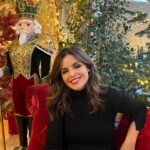Marta Torné Instagram – Estos días han sido increíbles en los que me he sentido una niña pequeña disfrutando de La Navidad en @lavellafarga (y yo que adoro la navidad… os podéis imaginar mi felicidad) Gracias @marti_angrill por hacer posible esta maravilla que es sentir y disfrutar el espíritu navideño con el Xmas Market. Enhorabuena por todo el trabajo y por tener un hotel @relaischateaux donde no hace falta decir que es una pasada: el servicio, el equipo, la comida, las habitaciones… hasta el último detalle cuidado con amor y cariño.
Os voy a echar de menos. Cada vez q escuche una canción de navidad, me acordaré de estos días aquí con vosotros. Ha sido un regalazo descubriros. Espero volver muy pronto. AHORA SI HA EMPEZADO LA NAVIDAD!!!!🎄 💫✨🌟