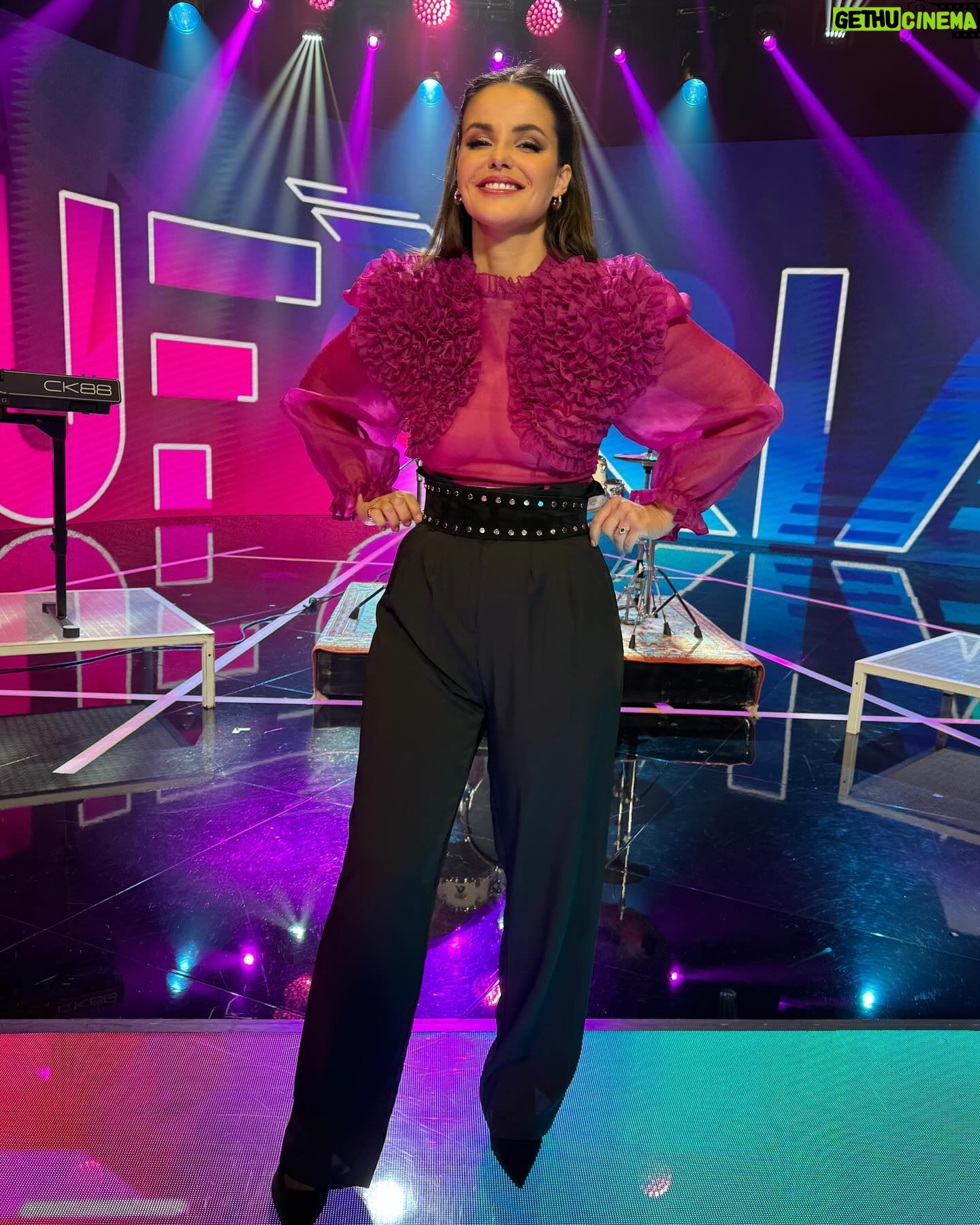 Marta Torné - 5.8K Likes - Os comparto mis últimos looks de @euforia3cat para @som3cat
Algunos muy criticados y otros menos…. Cuál os gusta más de los cuatro? (Os leo)
A mi me gustan todos, porque me lo paso súper bien jugando con la moda. Pero el primero es el que más 🤭
Gracias @lavestitecatv3 @martaventosa @assumptasolemakeupartist @silvia_arenos por jugar, divertirnos, pasarlo bien…. Y por tanto amor 🥹🙏🏻❤️