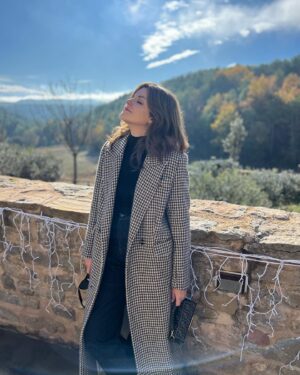 Marta Torné Instagram - Estos días han sido increíbles en los que me he sentido una niña pequeña disfrutando de La Navidad en @lavellafarga (y yo que adoro la navidad… os podéis imaginar mi felicidad) Gracias @marti_angrill por hacer posible esta maravilla que es sentir y disfrutar el espíritu navideño con el Xmas Market. Enhorabuena por todo el trabajo y por tener un hotel @relaischateaux donde no hace falta decir que es una pasada: el servicio, el equipo, la comida, las habitaciones… hasta el último detalle cuidado con amor y cariño.
Os voy a echar de menos. Cada vez q escuche una canción de navidad, me acordaré de estos días aquí con vosotros. Ha sido un regalazo descubriros. Espero volver muy pronto. AHORA SI HA EMPEZADO LA NAVIDAD!!!!🎄 💫✨🌟