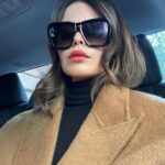 Marta Torné Instagram - Resumen de mi semana random. Cómo puede pasar tan rápido? 1- Selfie en un taxi con actitud seria para parecer sexy. 2- Rufus siempre levanta la cabecita cuando traen la comida a la mesa. 3- Selfie trabajando. 4- Mi cena del viernes. 5- Aperitivo con Rufus. 6- Donde hay rulos hay alegría (by @silvia_arenos ) 7- Ese momento q llegas a la sala de cine para ver la película 🙏🏻🥰 8- Un espejo nos encanta…. 9- El techo de casa. 10- Morritos por favor.