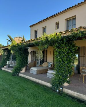 Marta Torné Instagram - Felicidad es la mejor palabra para definir cada vez que voy a l’Empordà. Ahora en primavera es una maravilla. Si podéis… escaparos aunque sean unos días. Y os recomiendo que vayáis a @cancasihouse casi un sitio chiquitito precioso que te cuidan y miman en todo momento (preguntad por Emma o Gabriel) y no es publi. Es una recomendación después de haber ido muchas veces 🙏🏻🥰