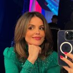 Marta Torné Instagram - Resumen de mi semana random. Cómo puede pasar tan rápido? 1- Selfie en un taxi con actitud seria para parecer sexy. 2- Rufus siempre levanta la cabecita cuando traen la comida a la mesa. 3- Selfie trabajando. 4- Mi cena del viernes. 5- Aperitivo con Rufus. 6- Donde hay rulos hay alegría (by @silvia_arenos ) 7- Ese momento q llegas a la sala de cine para ver la película 🙏🏻🥰 8- Un espejo nos encanta…. 9- El techo de casa. 10- Morritos por favor.