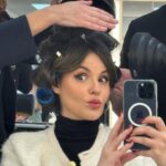 Marta Torné Instagram - Resumen de mi semana random. Cómo puede pasar tan rápido? 1- Selfie en un taxi con actitud seria para parecer sexy. 2- Rufus siempre levanta la cabecita cuando traen la comida a la mesa. 3- Selfie trabajando. 4- Mi cena del viernes. 5- Aperitivo con Rufus. 6- Donde hay rulos hay alegría (by @silvia_arenos ) 7- Ese momento q llegas a la sala de cine para ver la película 🙏🏻🥰 8- Un espejo nos encanta…. 9- El techo de casa. 10- Morritos por favor.