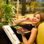 Marta Torné Instagram - Os comparto algunas imágenes de la última sesión de fotos que hicimos con @catanies La última foto me encanta porque me pillaron llevándome una caja para mi casa!! 😅🙏🏻🤪 Ahora acaban de lanzar un formaro Collection nuevo, que además de sus sabores de siempre, incluyen ahora varidades tan ricas como La de Sal del Himalaya o la Crema Catalana 🤤 No contienen gluten y lo que más me gusta es el praliné que me vuelve loca!!! #cudie #catanies #bombones #gourmet #chocolate #regalacatanies
