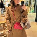 Marta Torné Instagram – Resumen de mi semana random.
Cómo puede pasar tan rápido?

1- Selfie en un taxi con actitud seria para parecer sexy.
2- Rufus siempre levanta la cabecita cuando traen la comida a la mesa.
3- Selfie trabajando.
4- Mi cena del viernes.
5- Aperitivo con Rufus.
6- Donde hay rulos hay alegría (by @silvia_arenos )
7- Ese momento q llegas a la sala de cine para ver la película 🙏🏻🥰
8- Un espejo nos encanta….
9- El techo de casa.
10- Morritos por favor.