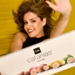 Marta Torné Instagram - Os comparto algunas imágenes de la última sesión de fotos que hicimos con @catanies La última foto me encanta porque me pillaron llevándome una caja para mi casa!! 😅🙏🏻🤪 Ahora acaban de lanzar un formaro Collection nuevo, que además de sus sabores de siempre, incluyen ahora varidades tan ricas como La de Sal del Himalaya o la Crema Catalana 🤤 No contienen gluten y lo que más me gusta es el praliné que me vuelve loca!!! #cudie #catanies #bombones #gourmet #chocolate #regalacatanies