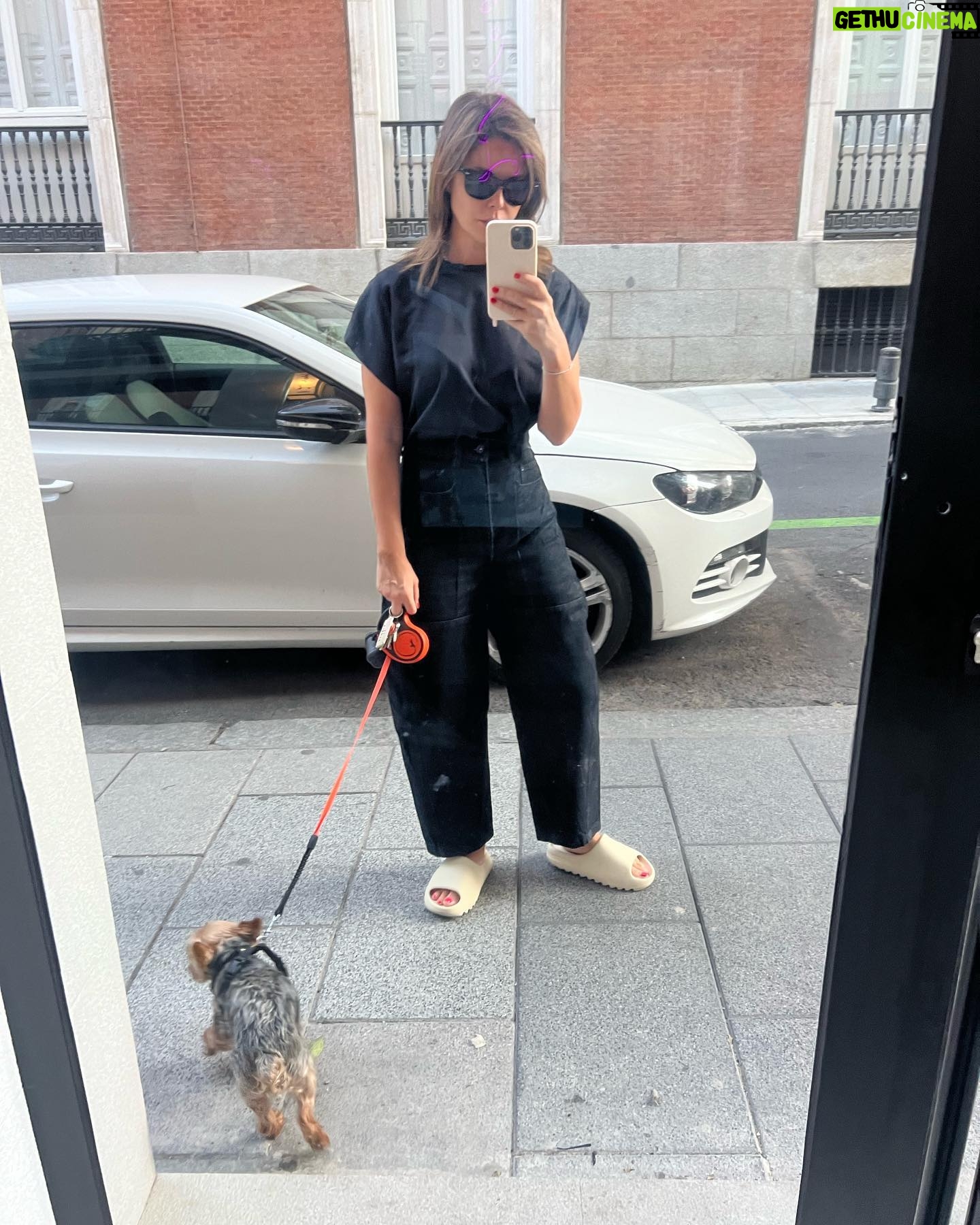 Marta Torné Instagram - Fotitos Random de mi semana: 1- Evento de #TOUSManifesto @tousjewelry 2- Paseando a Rufus por Malasaña 3- El arroz que le hice a mi madre 😬✌🏻 4- Con @pelayodiaz en la presentacion de la @mbfw.madrid en @fsmadrid (estamos muy felices aunque salgamos serios 😏) 5- Con @ivanblanconoway y Rufus esperando una pizza para llevar. 6- Uno de mis platos favoritos de DSTAGE de @diegoguerrero 7- Sesión de foto para @catanies 8- Foto poniendo morritos que no falte! 🤪 9- Con Rufus en el Parque del Retiro. Adoro pasear con él allí ❤️