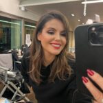 Marta Torné Instagram - Fotos de mi semana: 1- Rosas blancas. Mis favoritas 🫶🏼 2- Selfie recién maquillada por @assumptasolemakeupartist 3- Home 4- Two for the Road 5- Los atardeceres de Madrid….🥺 6- Rufus durmiendo en el Ave (le encanta viajar en tren) 7- 🍾 8- Una Coliflor espectacular de @aarderestaurante 9- Work 10- Pon un contouring en tu vida