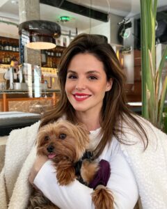 Marta Torné Instagram - Hoy he ido a comer con Rufus. La próxima semana le operan por segunda vez para quitarle los clavos y los tornillos de la primera operación. Hace unas semanas tuvo una infección por una heridita de los clavos, pero ya está mejor. Espero que pronto pueda verlo correr como antes y que todo esto pase pronto. GRACIAS A TODOS LOS QUE ME PREGUNTÁIS. Os quiero (y Rufus también)🙏🏻❤️🥹