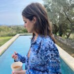 Marta Torné Instagram – Porqué ahora me gustan más las fotos en las que no estoy posando? Antes hubiera puesto la tercera foto como portada. Será que nos estamos cansando del postureo? 🤔 Qué opináis? Por cierto, el dos piezas es de @sandroparis y la piscina tan chula es de la casita q estuve de @viu_emporda