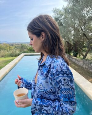 Marta Torné Instagram - Porqué ahora me gustan más las fotos en las que no estoy posando? Antes hubiera puesto la tercera foto como portada. Será que nos estamos cansando del postureo? 🤔 Qué opináis? Por cierto, el dos piezas es de @sandroparis y la piscina tan chula es de la casita q estuve de @viu_emporda
