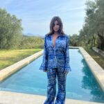 Marta Torné Instagram – Porqué ahora me gustan más las fotos en las que no estoy posando? Antes hubiera puesto la tercera foto como portada. Será que nos estamos cansando del postureo? 🤔 Qué opináis? Por cierto, el dos piezas es de @sandroparis y la piscina tan chula es de la casita q estuve de @viu_emporda