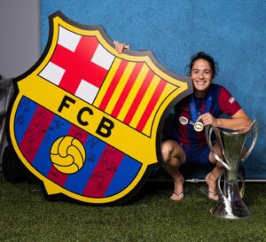 Marta Torrejón Instagram - Amb aquest escut a la fi del món! Bona nit! 🏆🏆🏆🔵🔴
