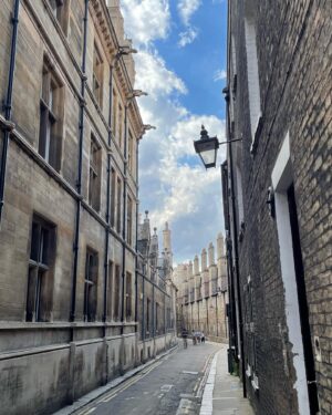 Martha Plimpton Instagram - I fell in love with #Cambridge. #swipeleft⬅️