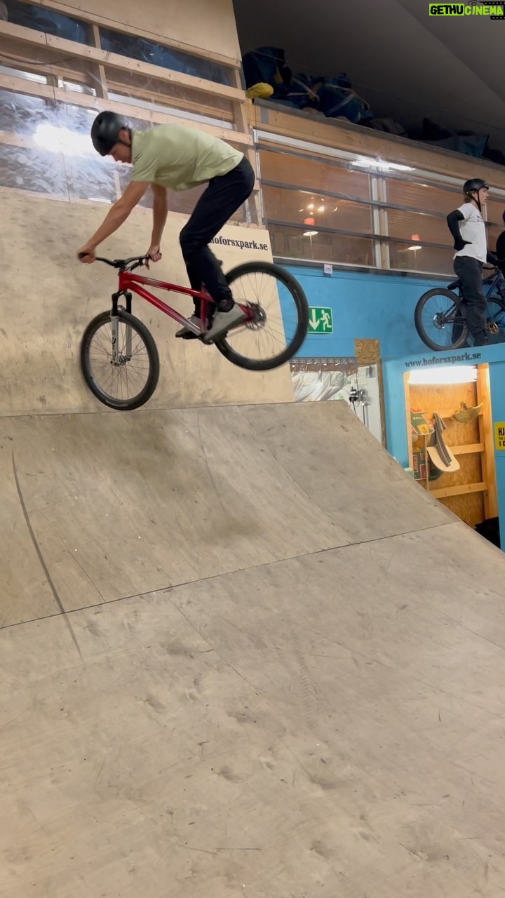 Martin Söderström - 3.6K Likes - Life has changed from riding my jumpbike 5 times a week to 5 times a year 🙈
🤳🏻 @max.lofgren03