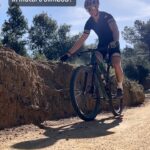 Martin Söderström Instagram – The road curbs seem higher in Spain than in Sweden 🧐 

#BunnyHop #MTB #Barcelona #Bike